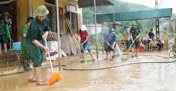 Phương pháp dọn sạch bùn sau lũ giúp tiết kiệm thời gian công sức